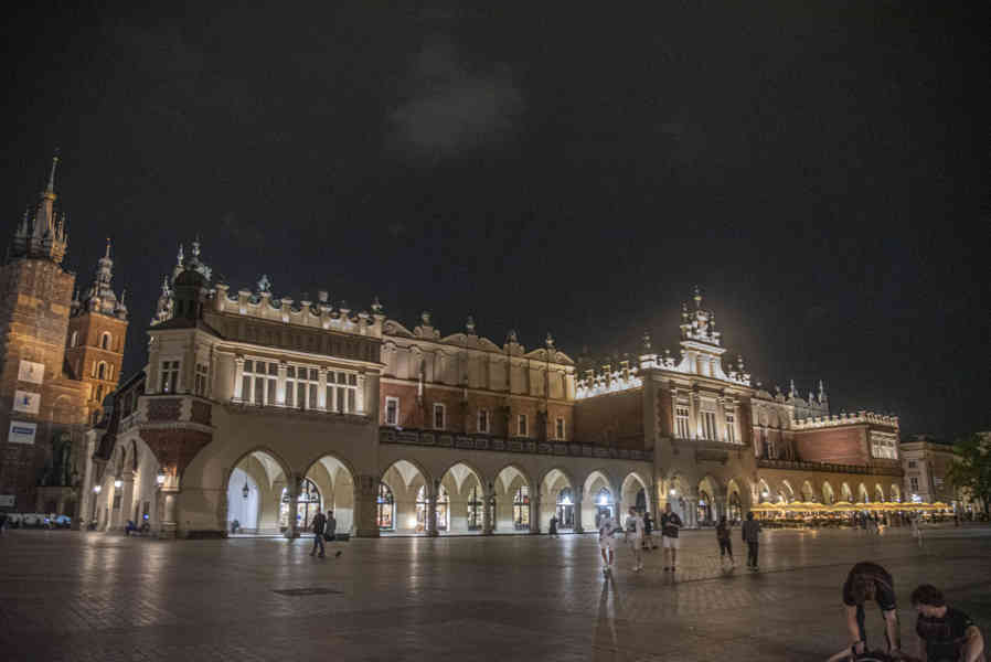 Polonia - Cracovia 032 - plaza Mayor del Mercado - Lonja de los Paños.jpg